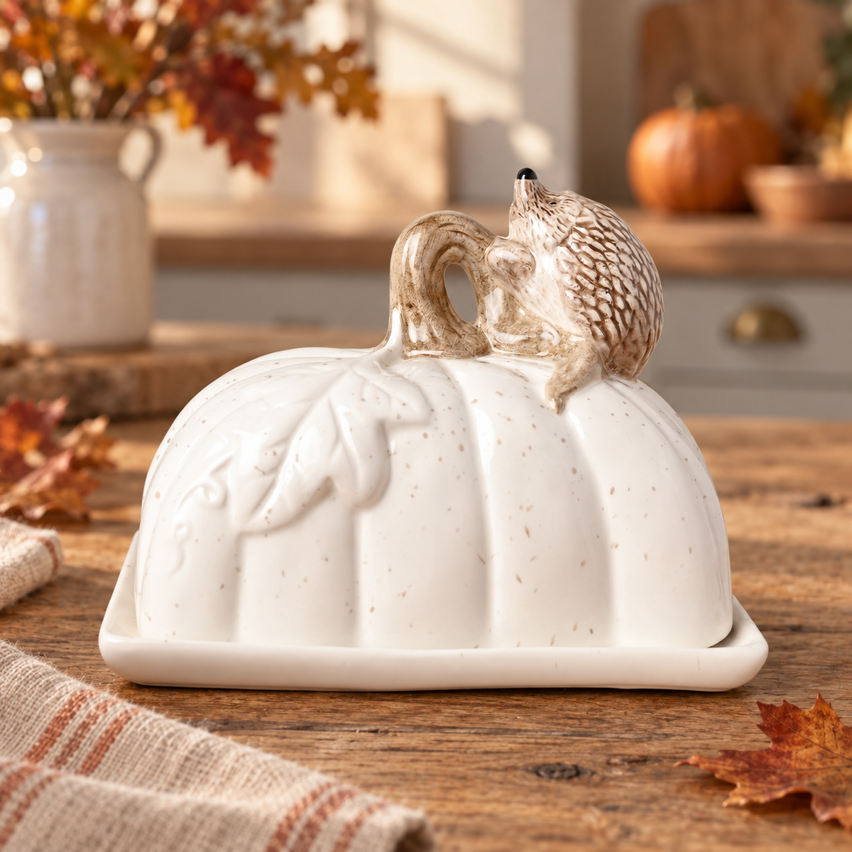 Beurrier citrouille blanc avec hérisson sculpté Country Living, sur une table automnale