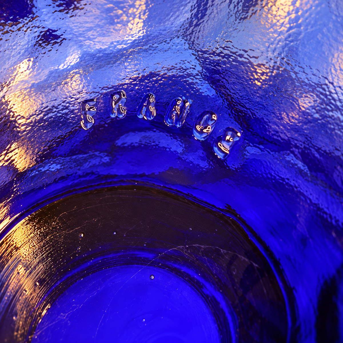 Gros plan du marquage France en relief dans une coupelle en verre bleu