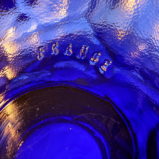 Gros plan du marquage France en relief dans une coupelle en verre bleu