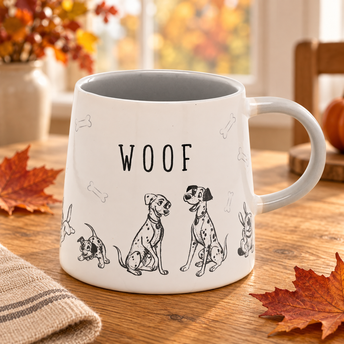 Mug Disney WOOF blanc, dessins de chiens en noir et blanc et intérieur gris, décor automnal