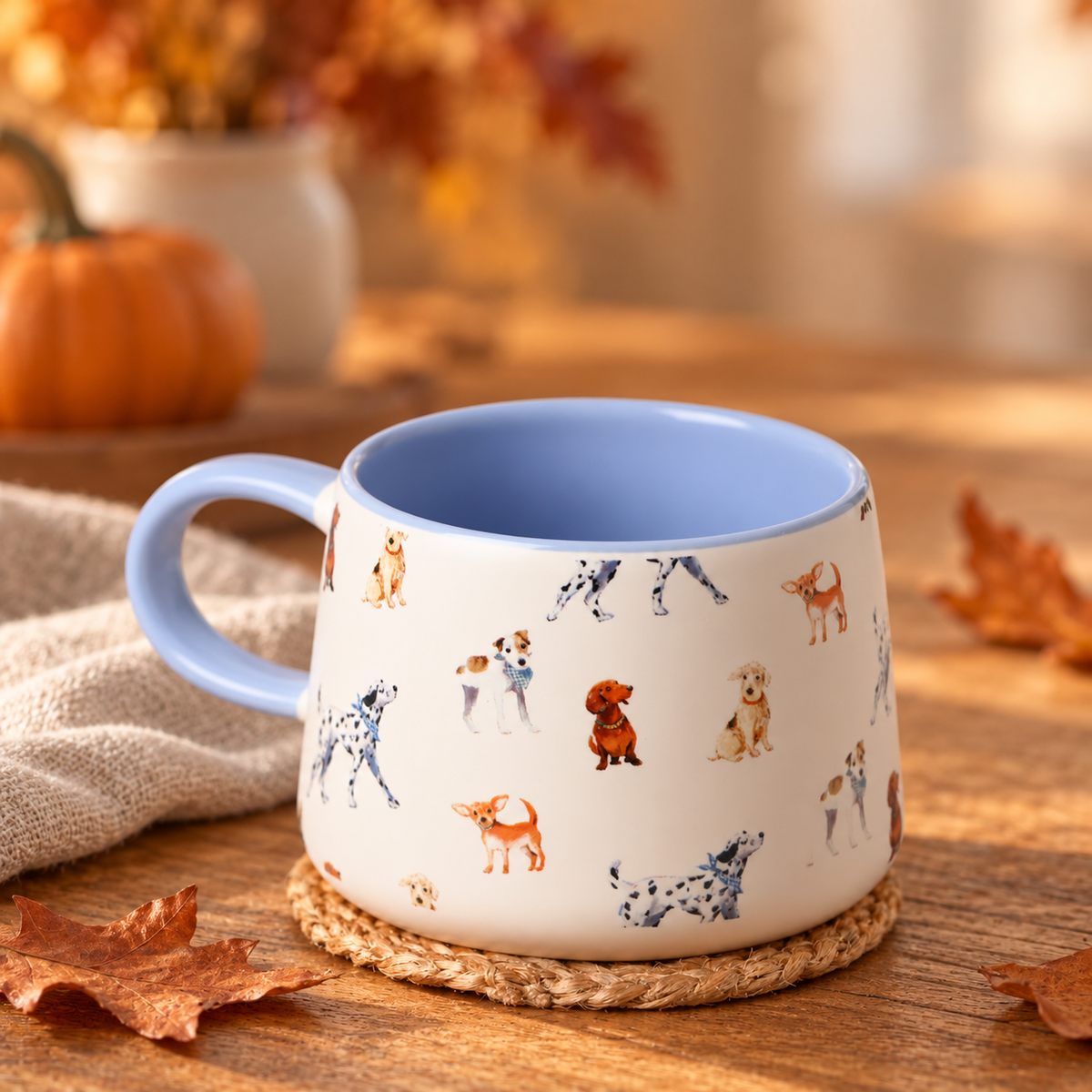 Tasse à motifs de chiens The Wildlife by Ling Designs, anse et intérieur bleus, décor automnal